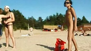 Se sorridente zâmbind fata suge o pula mare neagra sex cu mosnegi