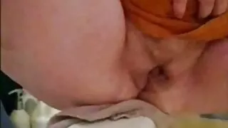 Pe o pula sex cu pitici bine excitata intinsa de o fata zvelta