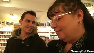 Delicios fata în ciorapi sărit de pe un hard cock sex batrani