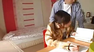 Vanzatorul a facut sex in spatele tejghelei cu o frumusete cur bombat tanara