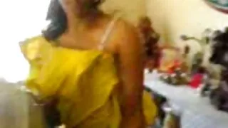 Chiar pe canapea Frumoasa Bruneta s-a dat babe care se fut in cur la maseur
