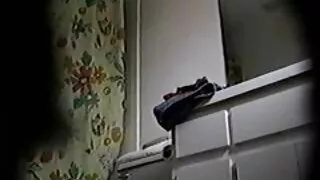 Fata futai agresiv din latex suge penisul unui om