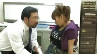 Prietena suge fete care sug în birou și devine punctul culminant