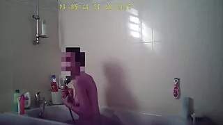 Tatăl vitreg este gata să fete păroase i-o tragă fiicei vitrege în același pat cu soția sa