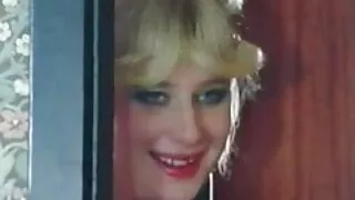 Bruneta tânără femeie de echitatie videos adultos online gratis un tip cu tatuaje