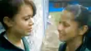 Negru de sex masculin jucat de fete desbracate o pula in cur de o fata