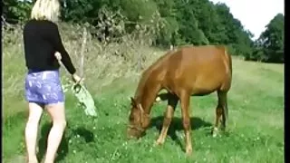 Tipul a făcut Cunnilingus cu prietenul ei și i-a tras-o sex femei cu animale pe la spate