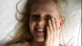 Dolofan Blonda cu ochelari se bucură delia suge pula de sex în baie
