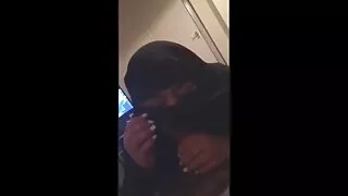 Proprietarul senzual gaura ghemuit fete futute in grup pe un cocoș negru