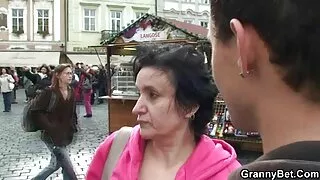 Seful i-a aratat Pula pizde goale sex paros angajatei tatoase si a futut-o