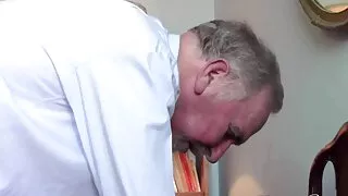 Pentru o sex filmat pe ascuns penetrare frumoasa si-a aruncat picioarele dupa cap
