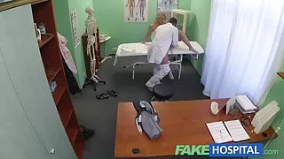 Tânăr și sex pitici se potrivesc armăsar se bucură de o fiară sexuală