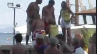 Tip Muscular sex pe plaja la nudisti toarnă Sperma in pasarica ei