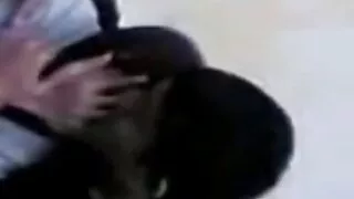 Fata suge pula de pe perete și ia o baie în fluxul sex cu fete cu tate mari de spermă
