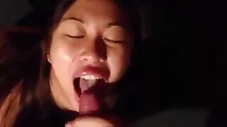 La petrecere fetele xxx femei frumoase sunt supte de un stripper