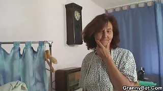 Plantați o fată tânără pe un Kukan într-o desene sexi grădină frumoasă